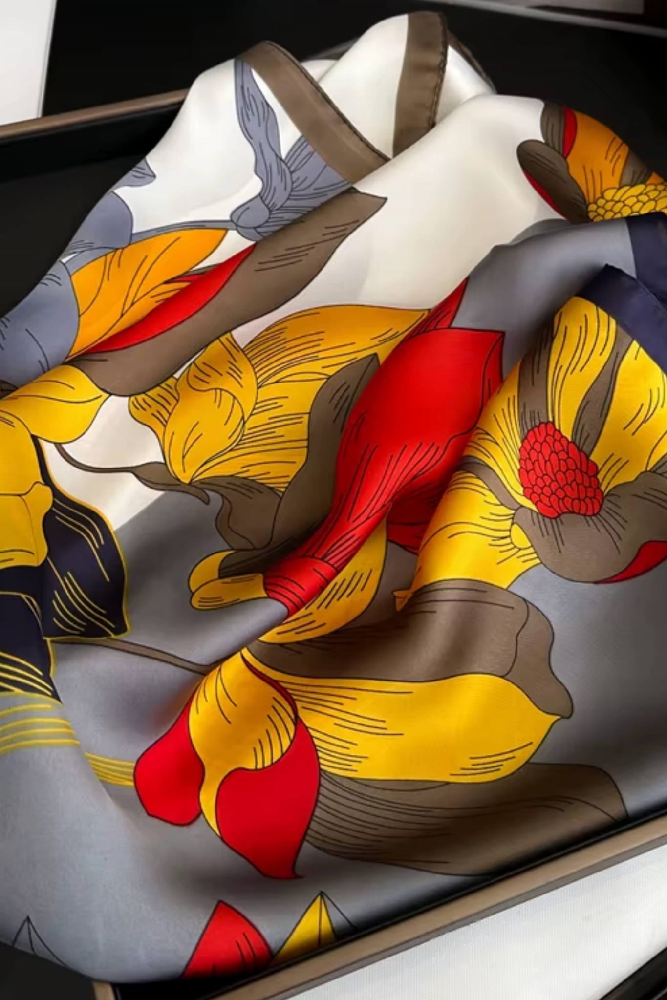 Apaszka satynowa w użyciu, stylowo zestawiona z jednobarwną sukienką i marynarką | KAMEA | Spironik.pl