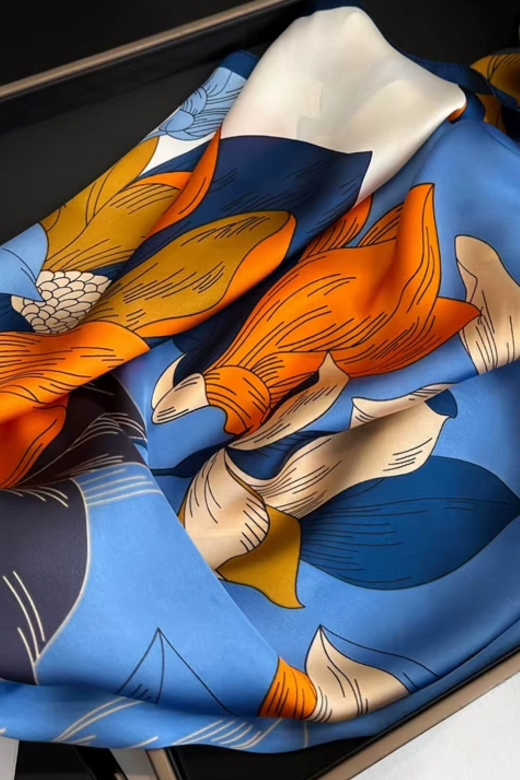 Widok apaszki satynowej z boku, ukazujący jej delikatny połysk i wielosezonowe zastosowanie | KAMEA | Spironik.pl