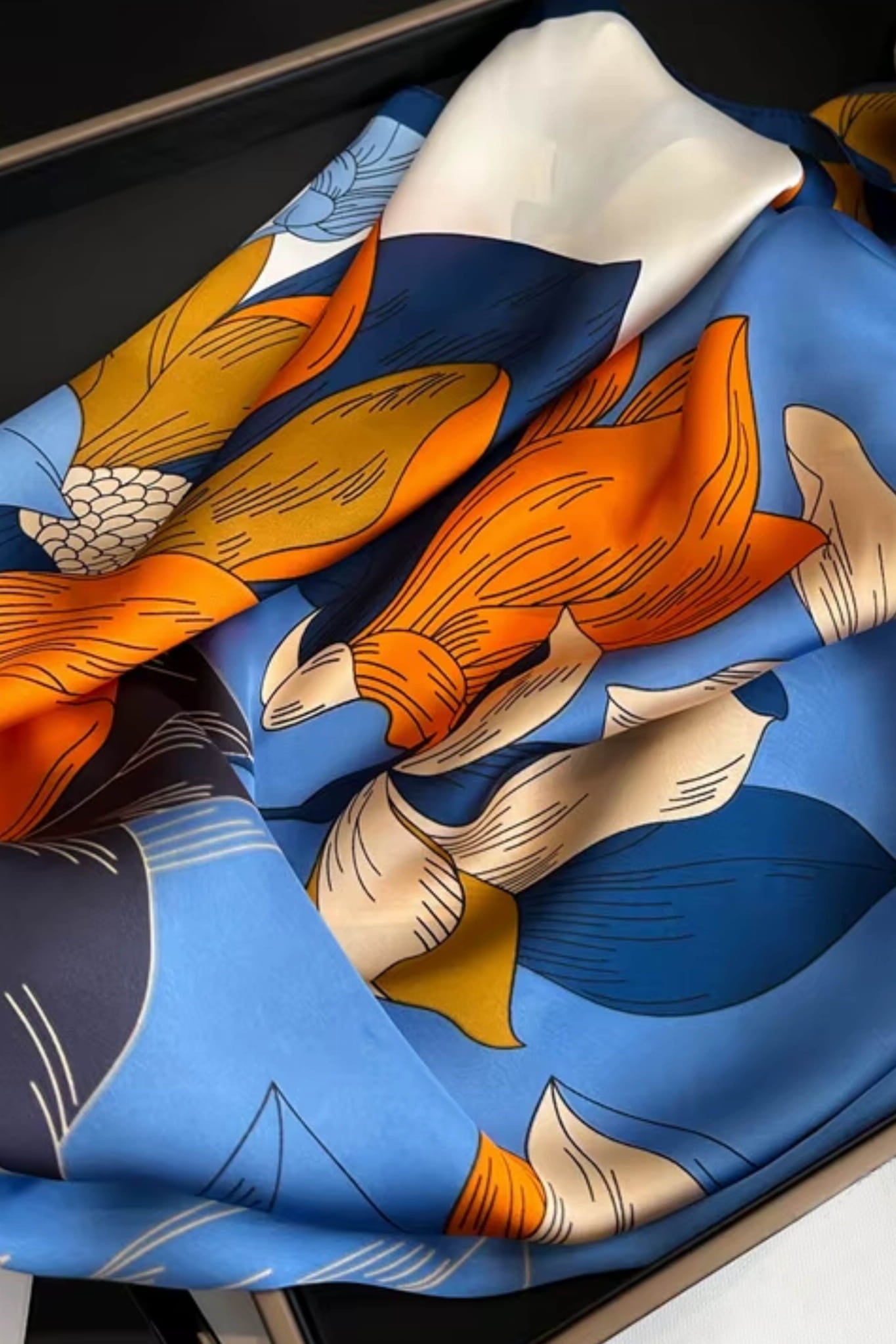 Widok apaszki satynowej z boku, ukazujący jej delikatny połysk i wielosezonowe zastosowanie | KAMEA | Spironik.pl