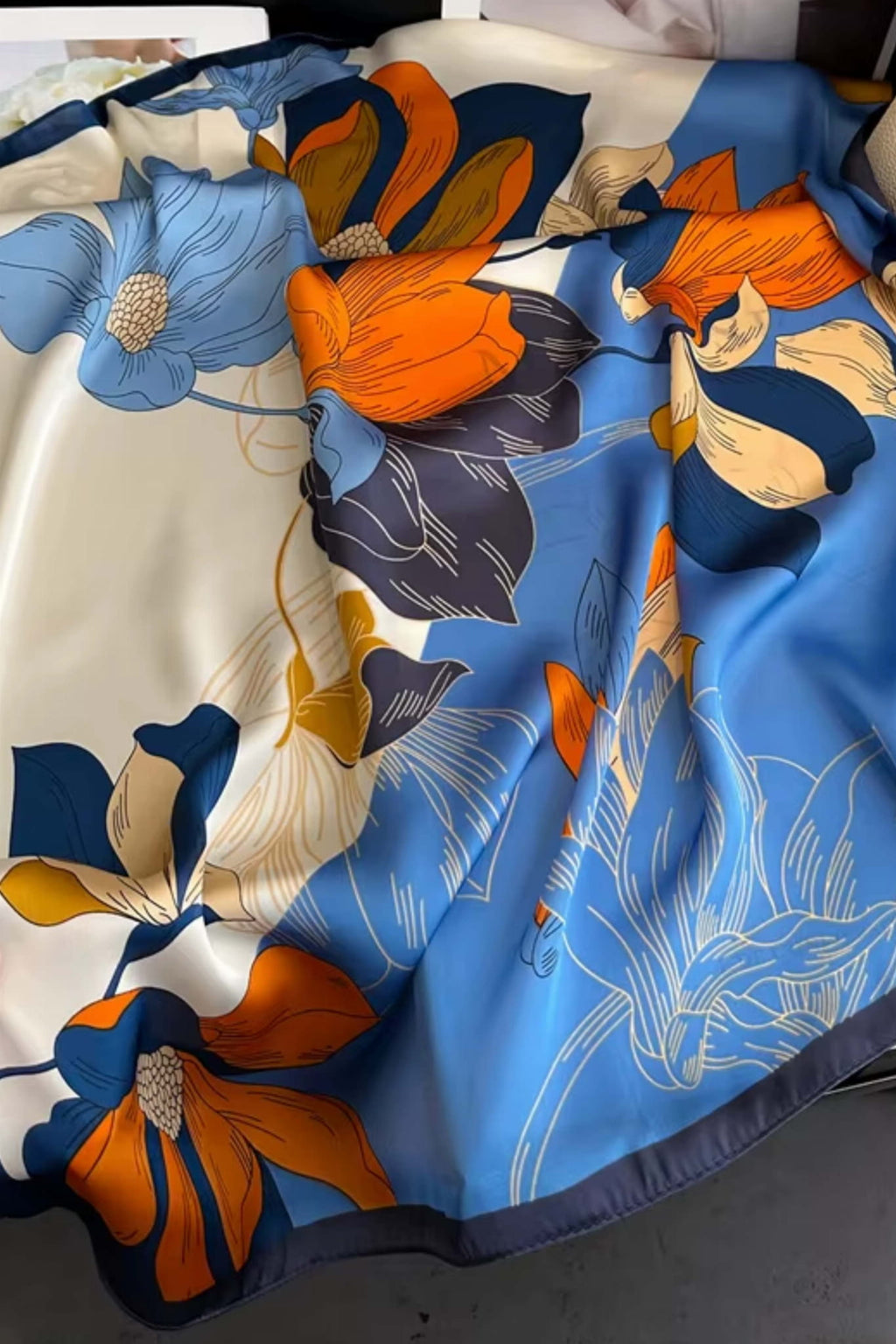 Apaszka w użyciu jako ozdoba torebki, prezentująca eleganckie połączenie chabrowego błękitu i pomarańczy | KAMEA | Spironik.pl