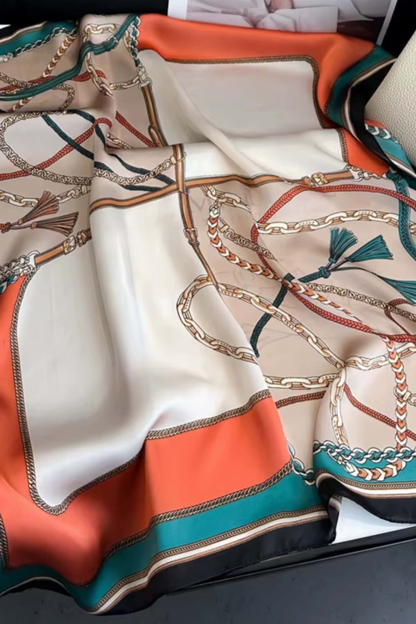 Detal wzoru apaszki satynowej z łańcuchami i paskami w odcieniach beżu, turkusu i czerni | KAMEA | Spironik.pl