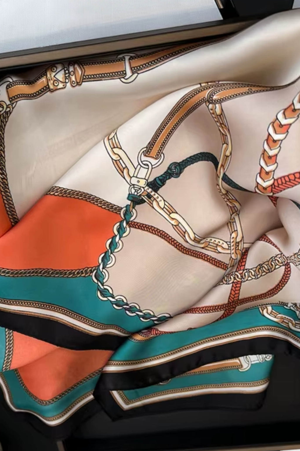 Bok apaszki satynowej 70x70 cm, ukazujący gładką fakturę i delikatny połysk materiału | KAMEA | Spironik.pl