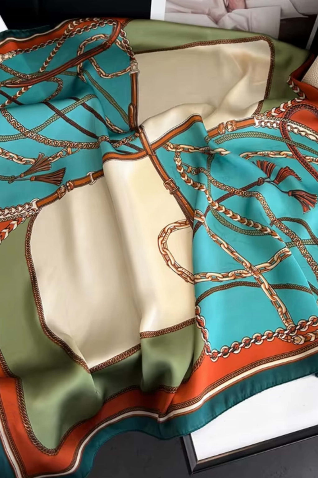 Detal apaszki satynowej, ukazujący wzór pasków i łańcuchów w eleganckich kolorach | KAMEA | Spironik.pl