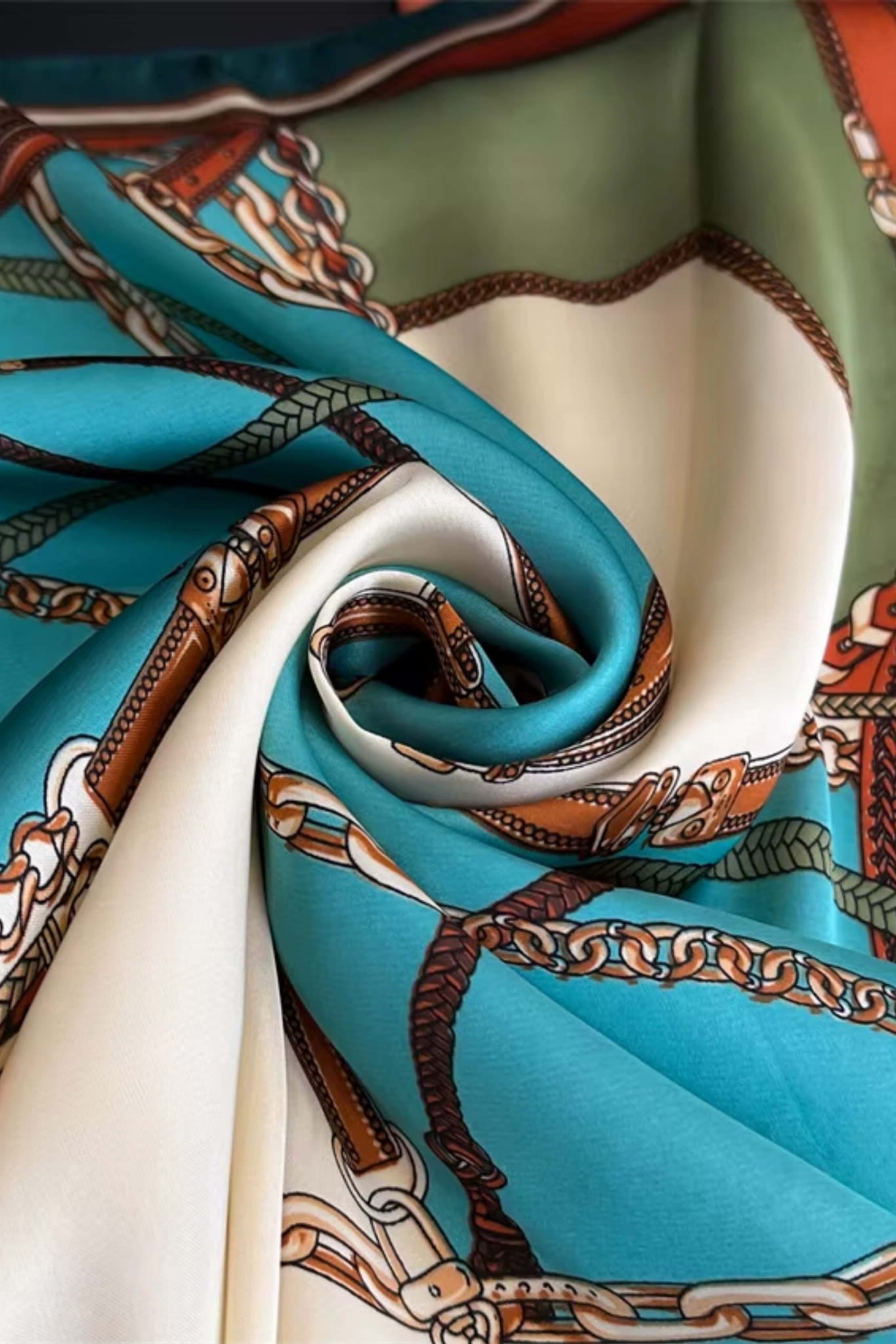 Bok apaszki satynowej, ukazujący gładkie wykończenie i delikatny połysk materiału | KAMEA | Spironik.pl