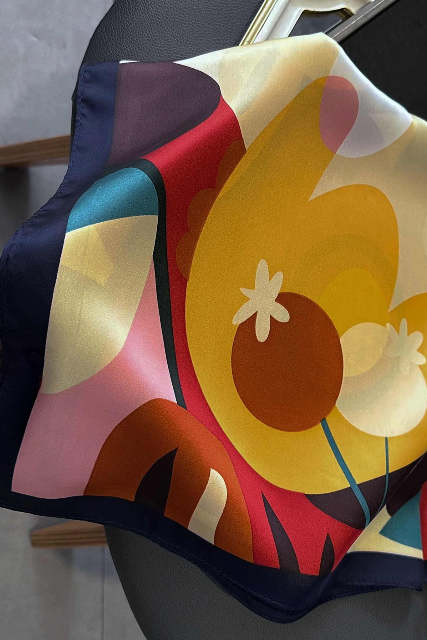 Apaszka w użyciu, stylowo zawiązana na szyi, dodająca charakteru codziennej stylizacji | KAMEA | Spironik.pl