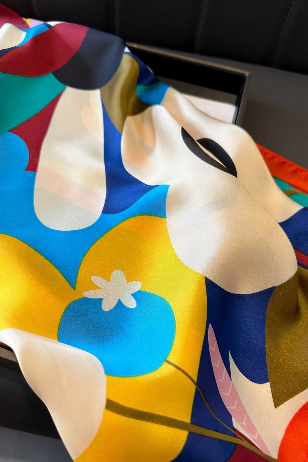 Detal apaszki satynowej z intensywnymi barwami, ukazujący gładką fakturę i czerwony brzeg | KAMEA | Spironik.pl