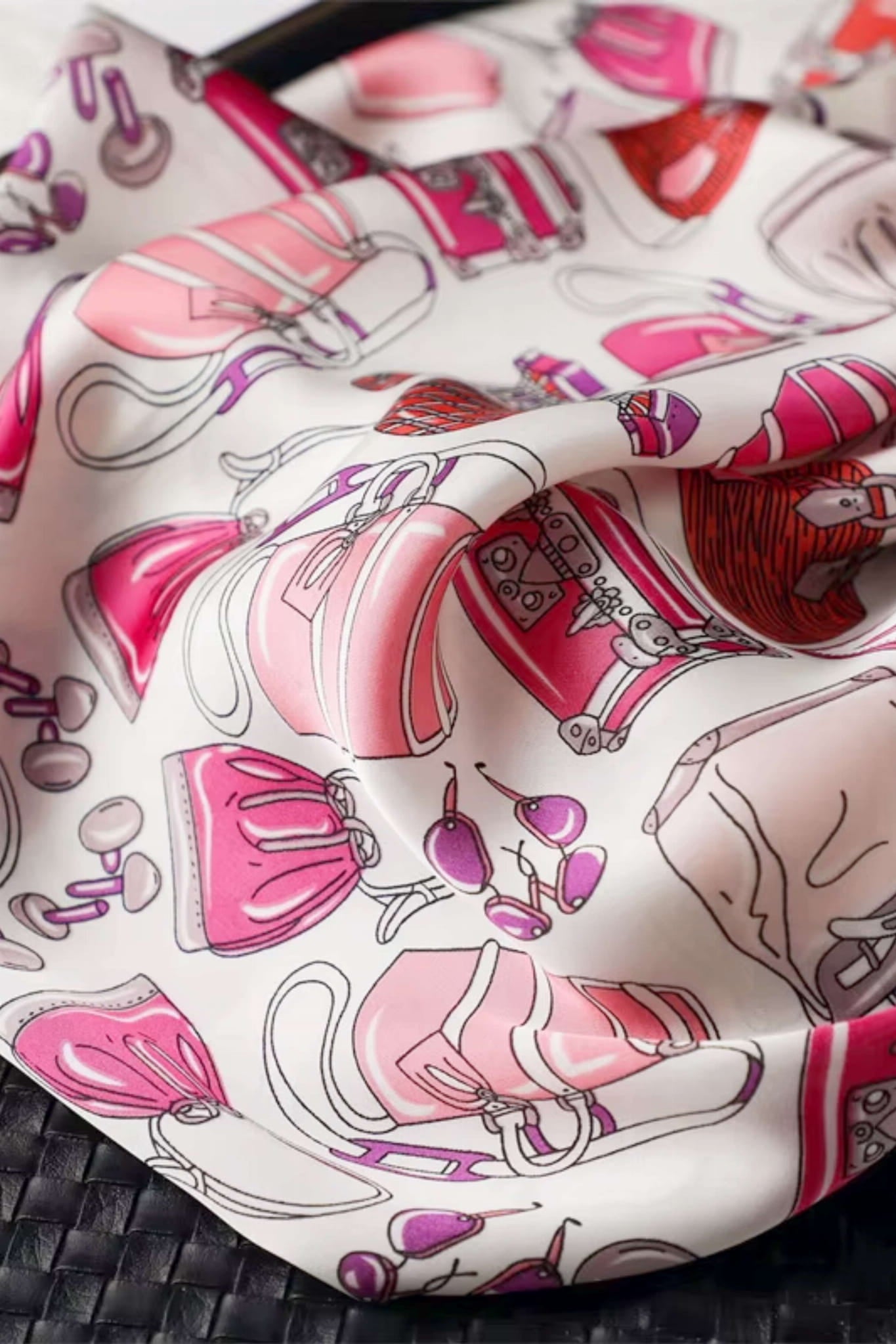 Apaszka satynowa w użyciu, stylowo związana na szyi | KAMEA | Spironik.pl