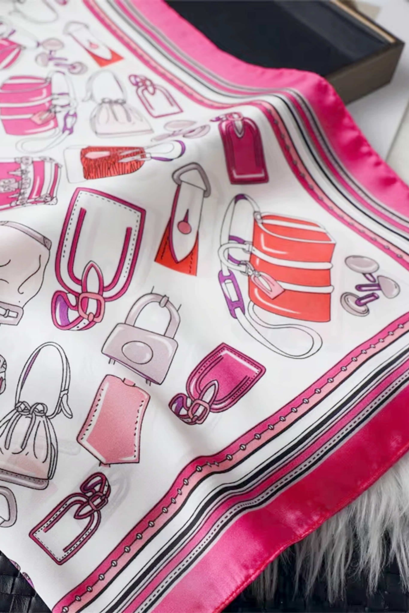 Przód apaszki z wyrazistą różową ramką i delikatnym połyskiem satyny | KAMEA | Spironik.pl