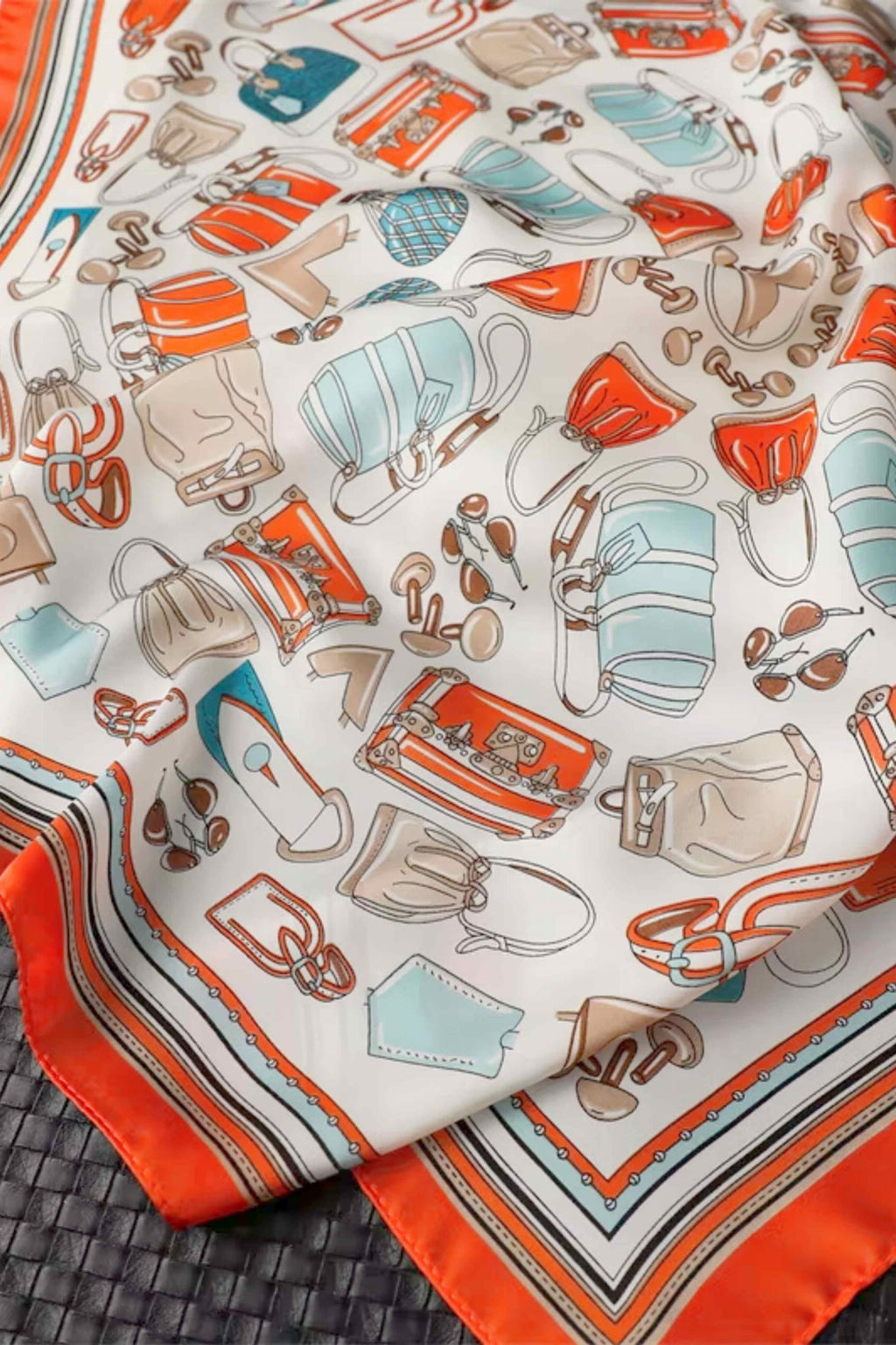 Widok apaszki z boku, ukazujący jej subtelny połysk i wielosezonowe zastosowanie | KAMEA | Spironik.pl