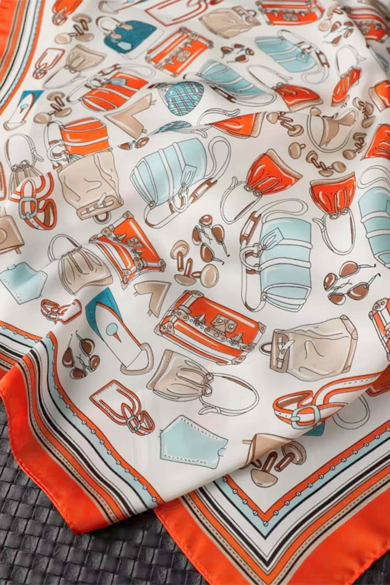 Widok apaszki z boku, ukazujący jej subtelny połysk i wielosezonowe zastosowanie | KAMEA | Spironik.pl