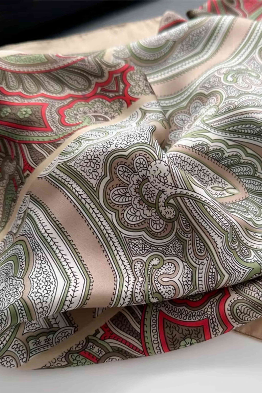 Bok apaszki damskiej, prezentujący jej jedwabisty wygląd oraz ciepłe kolory brązu i oliwki | KAMEA | Spironik.pl