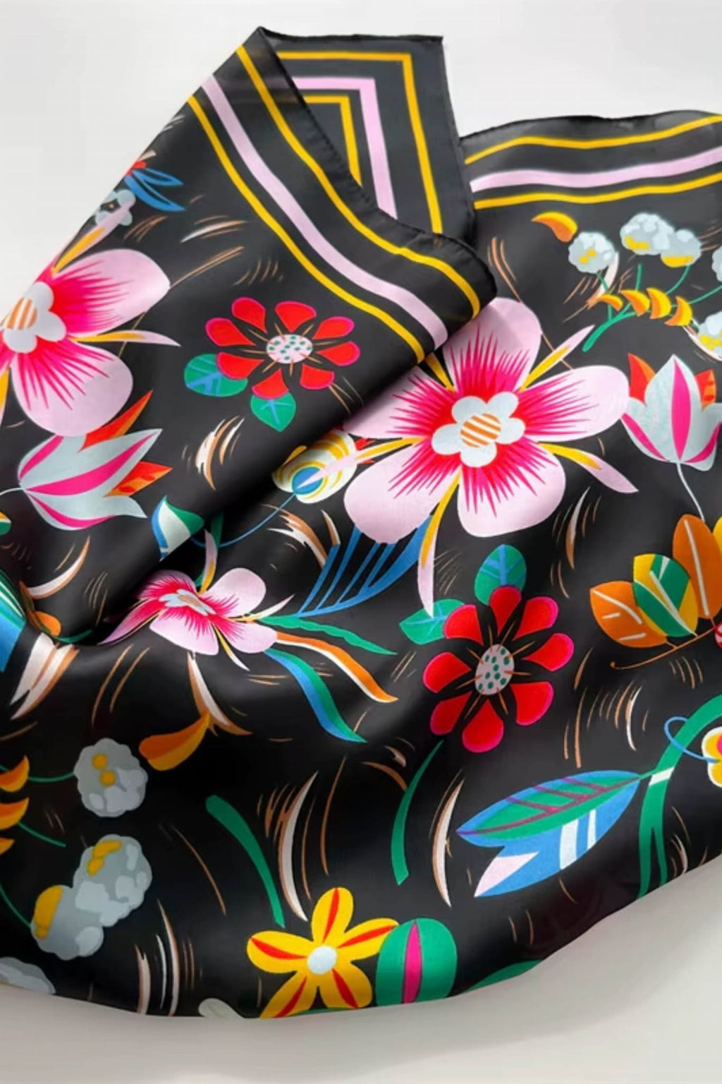 Przód apaszki satynowej z kontrastującymi kolorami kwiatów na czarnym tle, lekka i przyjemna w dotyku | KAMEA | Spironik.pl