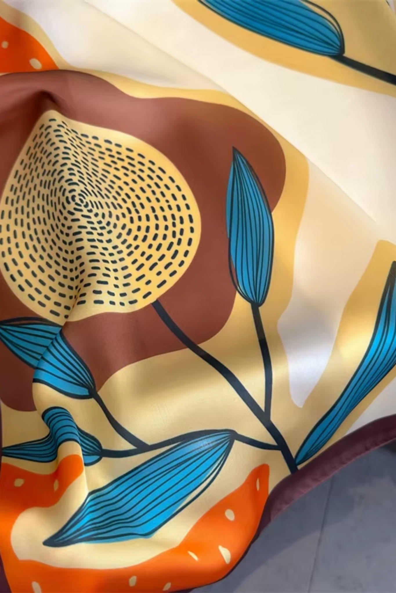 Apaszka w użyciu, stylowo zawiązana na szyi, podkreślająca minimalistyczną stylizację | KAMEA | Spironik.pl