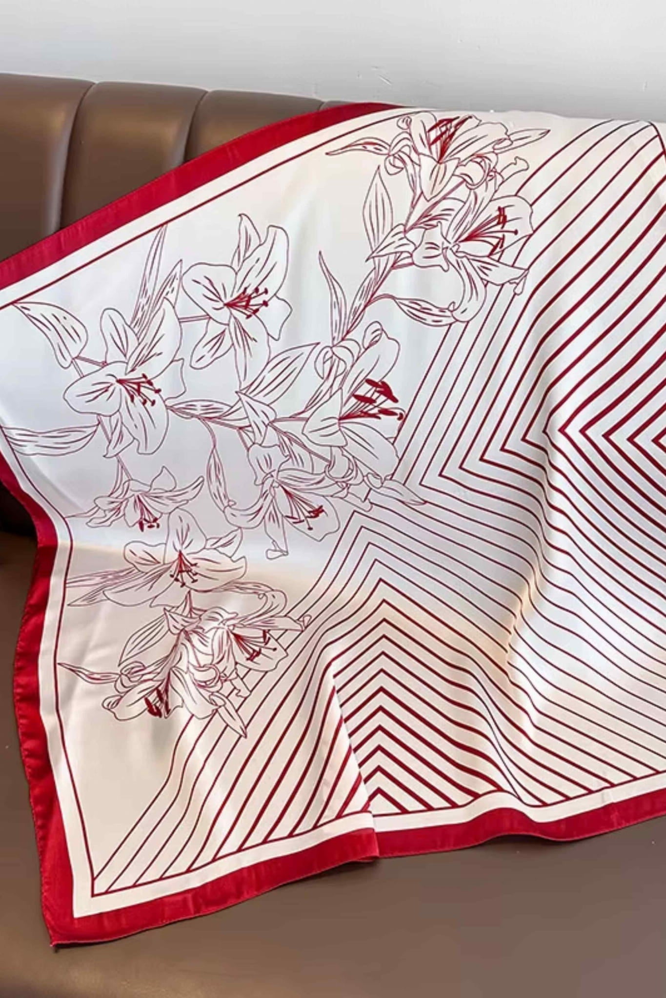 Detal apaszki z bliska, ukazujący subtelny połysk satynowego materiału i wyrazisty wzór | KAMEA | Spironik.pl