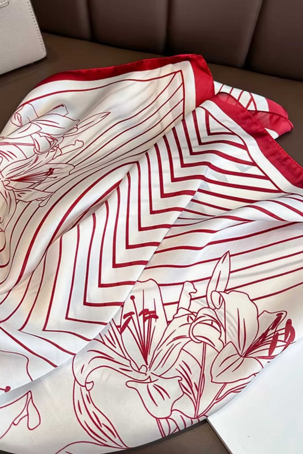 Apaszka w użyciu, stylowo zawiązana na szyi, idealna do eleganckiej stylizacji | KAMEA | Spironik.pl