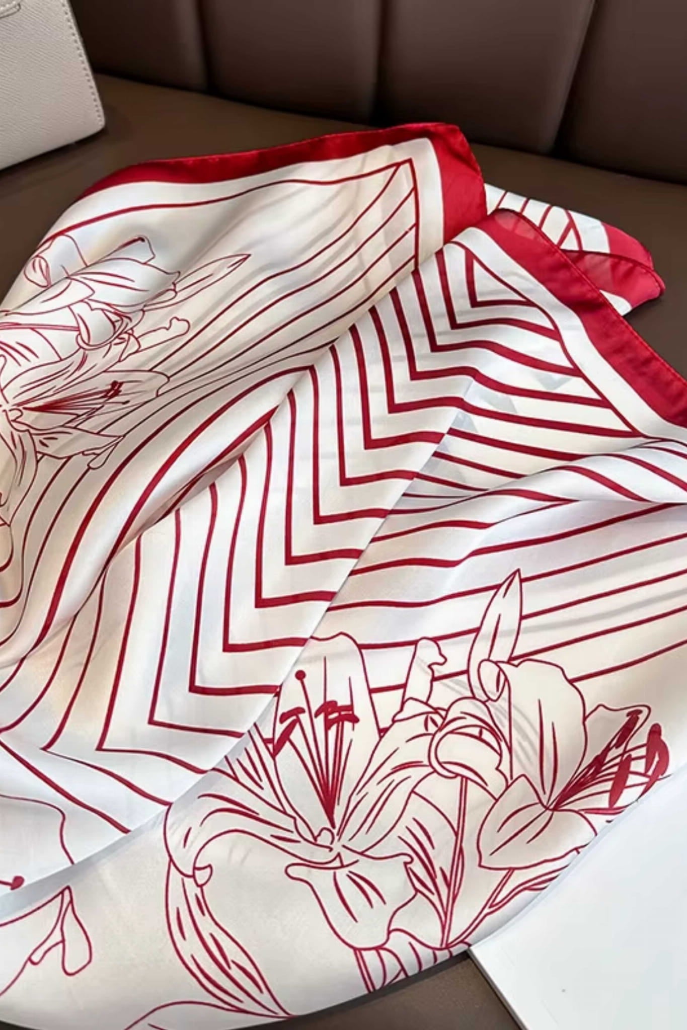 Apaszka w użyciu, stylowo zawiązana na szyi, idealna do eleganckiej stylizacji | KAMEA | Spironik.pl