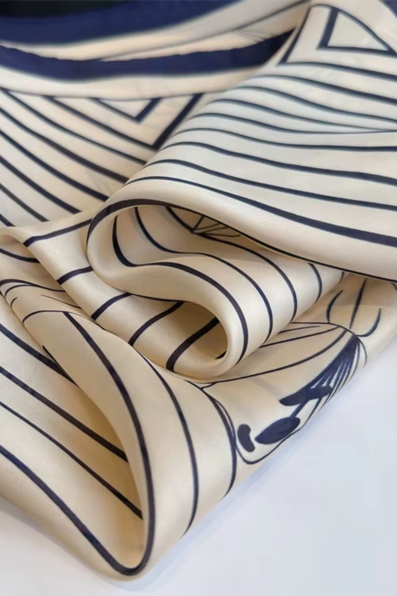 Apaszka w stylu minimalistycznym, z granatową ramką, ukazana na tle eleganckiego garnituru | KAMEA | Spironik.pl