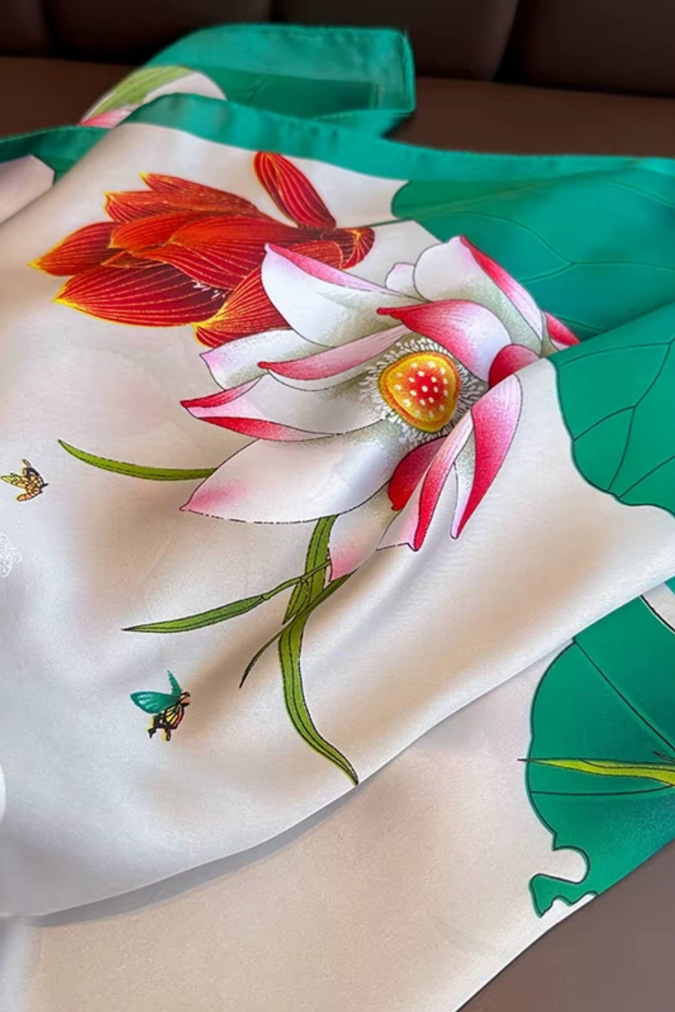 Apaszka w użyciu, stylizacja na szyi z zieloną ramką i florystycznym wzorem | KAMEA | Spironik.pl