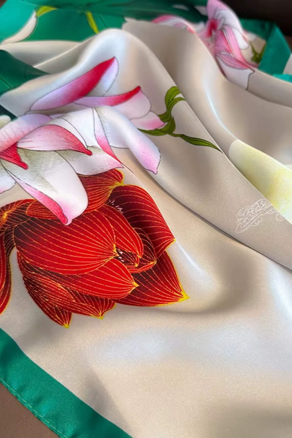 Bok apaszki satynowej, ukazujący delikatny materiał i eleganckie wykończenie | KAMEA | Spironik.pl