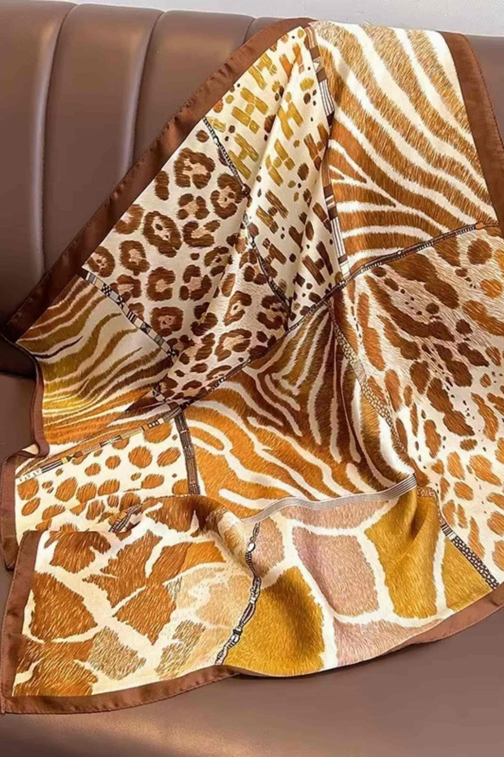 Detal apaszki z motywami zebry, pantery i żyrafy w eleganckim satynowym wykończeniu | KAMEA | Spironik.pl