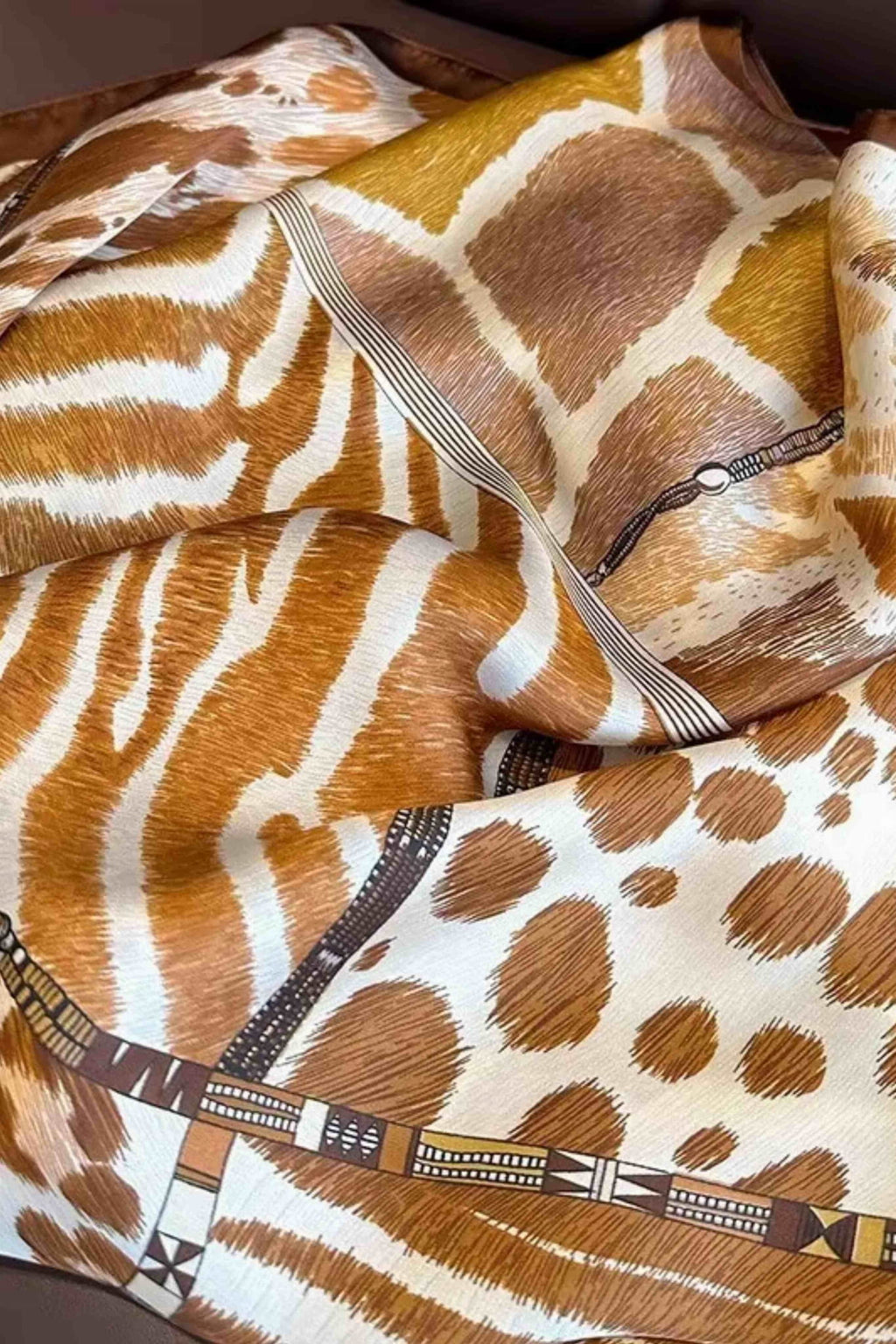 Widok z boku na apaszkę satynową, ukazujący jej lekkość i delikatną fakturę materiału | KAMEA | Spironik.pl