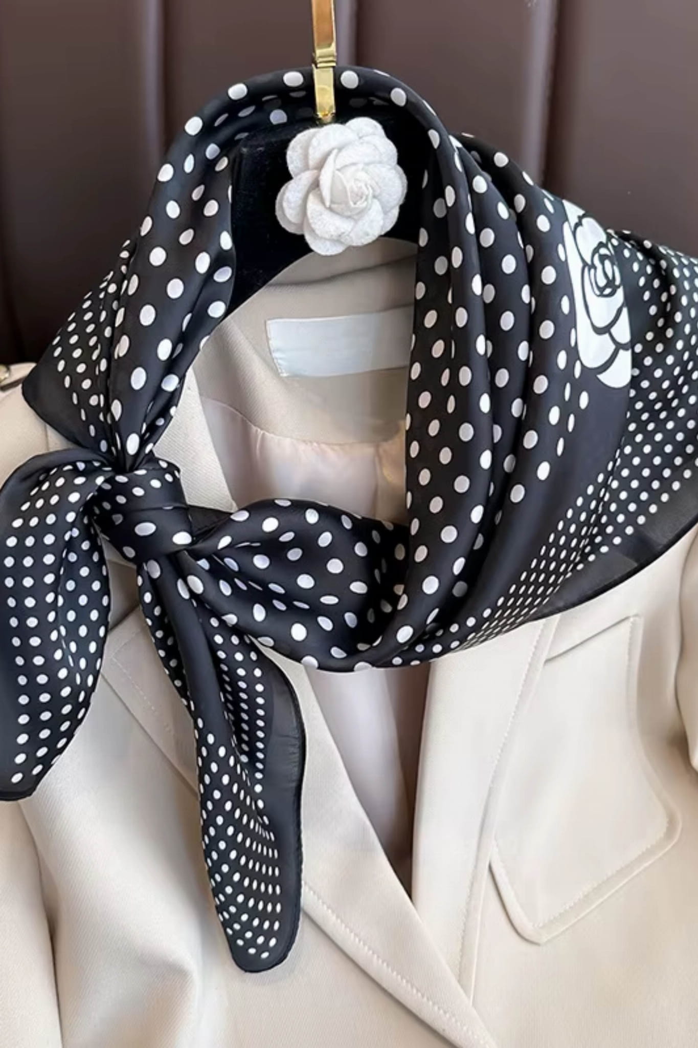 Apaszka, Model: FJ343//T41//20, Kolor: czarny, Skład materiału: 100% Poliester, Przeznaczenie: Wielosezonowe, Wymiary(długość/szerokość): 70cm/70cm (Apaszka, zdjęcie 5)