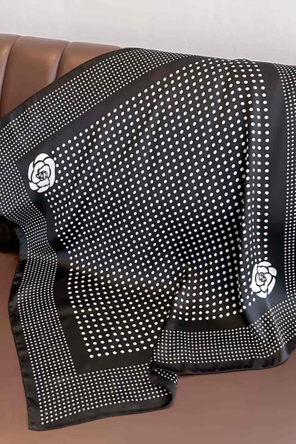 Apaszka, Model: FJ343//T41//20, Kolor: czarny, Skład materiału: 100% Poliester, Przeznaczenie: Wielosezonowe, Wymiary(długość/szerokość): 70cm/70cm (Apaszka, zdjęcie 3)