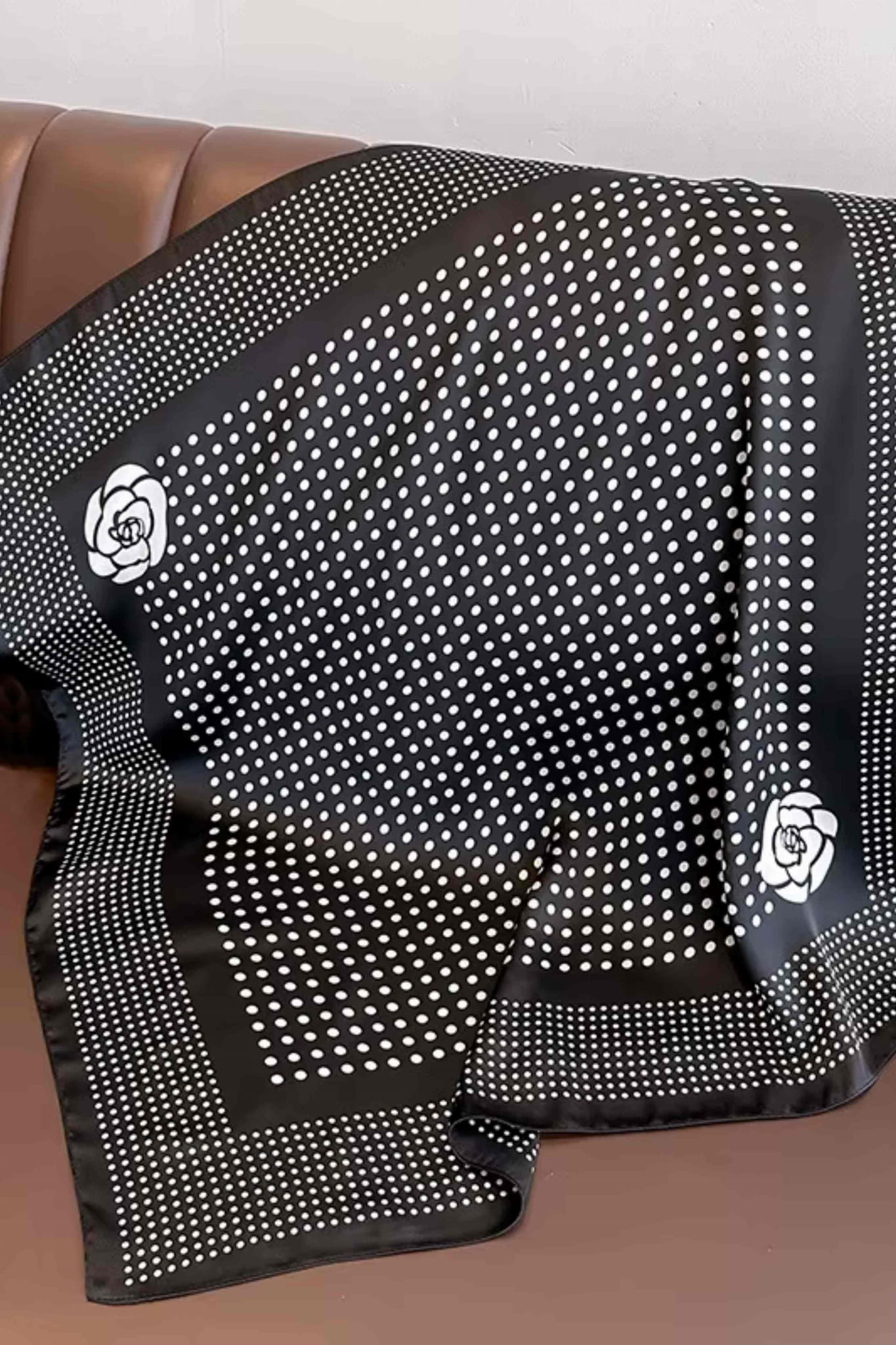 Apaszka, Model: FJ343//T41//20, Kolor: czarny, Skład materiału: 100% Poliester, Przeznaczenie: Wielosezonowe, Wymiary(długość/szerokość): 70cm/70cm (Apaszka, zdjęcie 3)