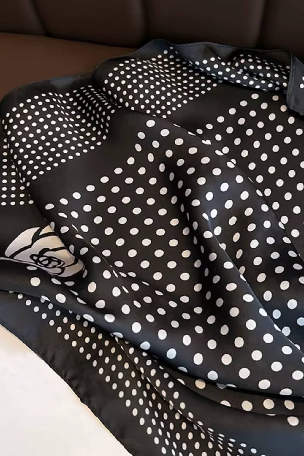 Apaszka, Model: FJ343//T41//20, Kolor: czarny, Skład materiału: 100% Poliester, Przeznaczenie: Wielosezonowe, Wymiary(długość/szerokość): 70cm/70cm (Apaszka, zdjęcie 6)