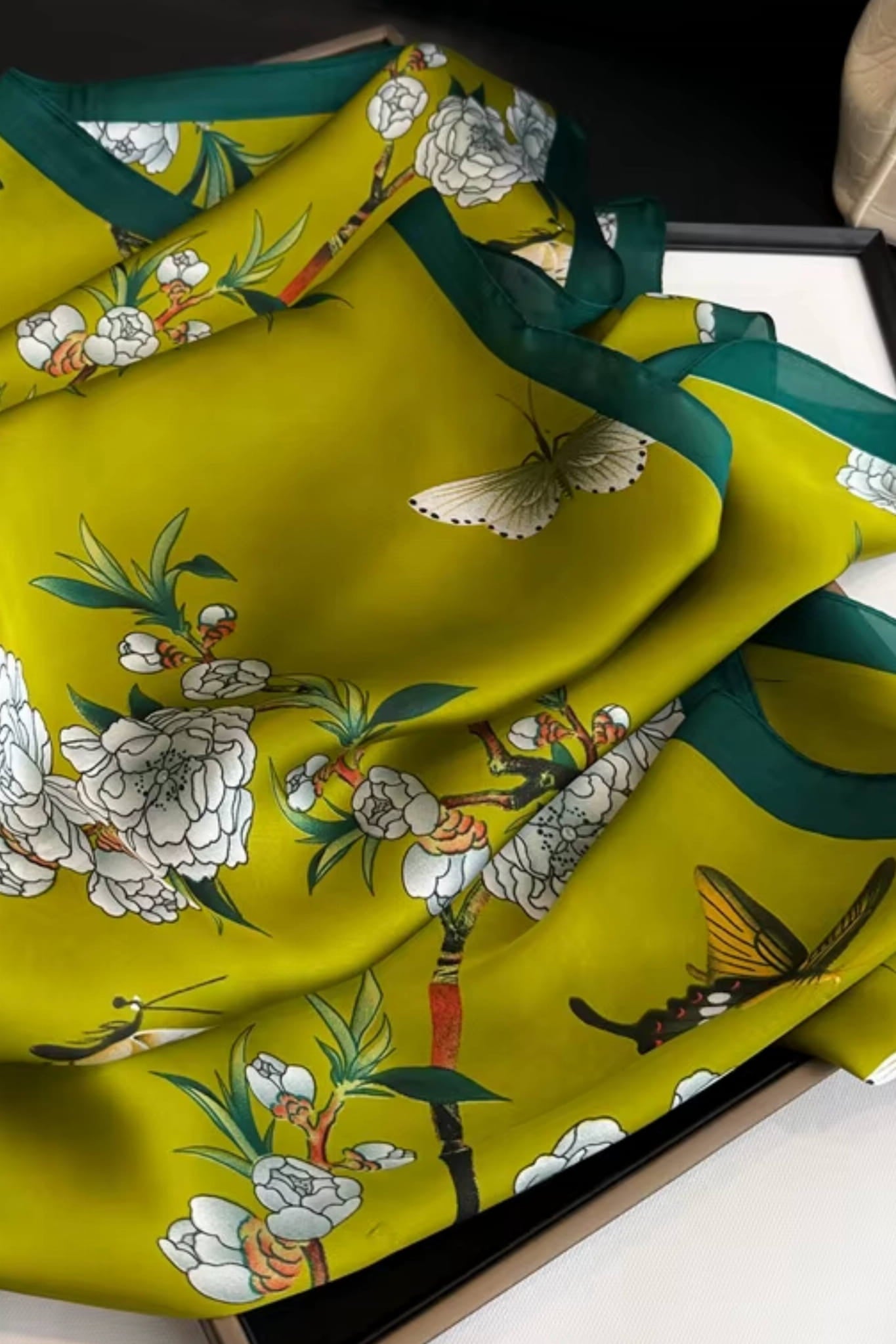 Limonkowa apaszka damska o wymiarach 70x70 cm, prezentująca florystyczny wzór w romantycznym stylu | KAMEA | Spironik.pl