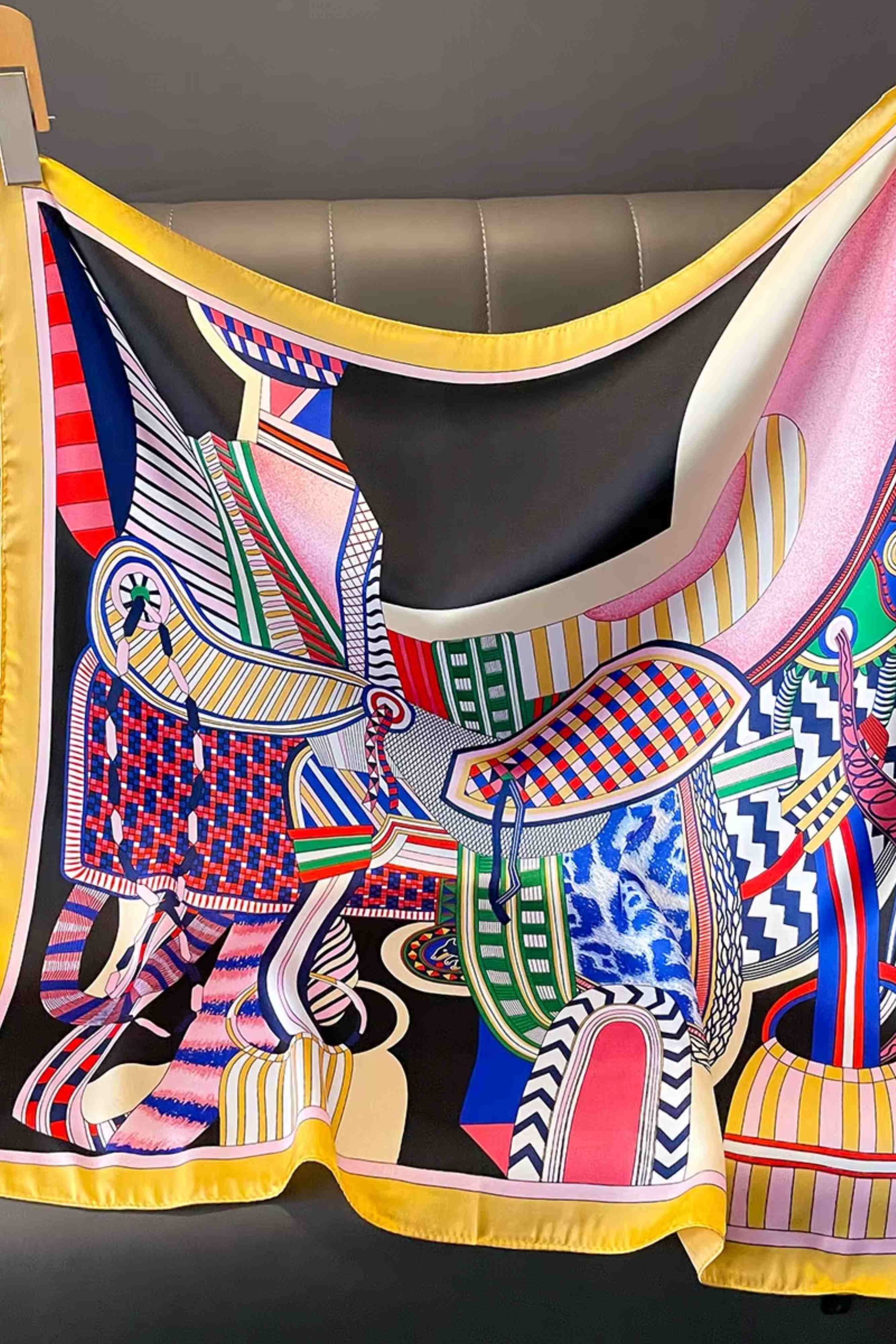 Detal apaszki z graficznym wzorem w odcieniach czerwieni, zieleni, granatu, różu i żółci | KAMEA | Spironik.pl