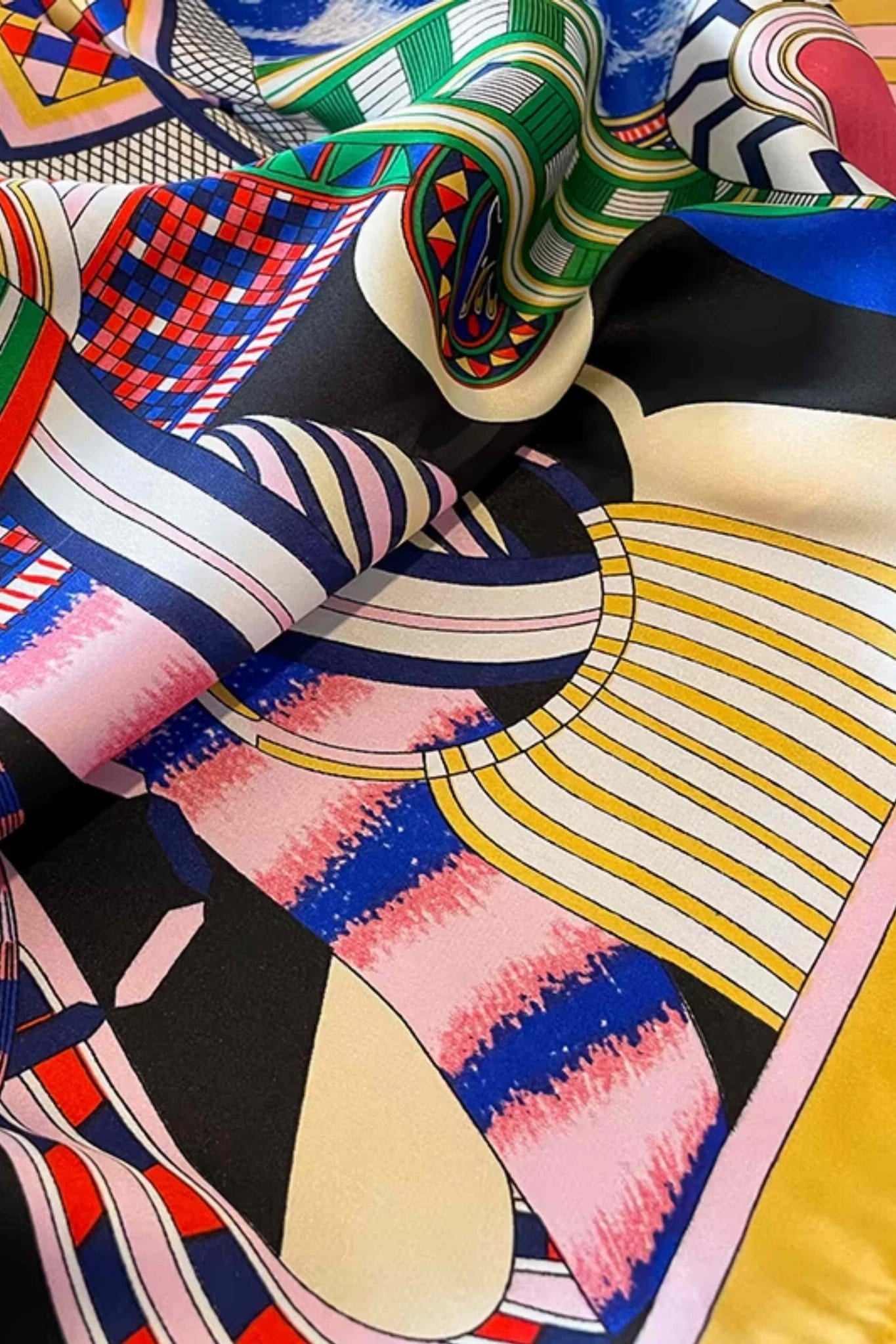 Apaszka w użyciu jako dodatek do stylizacji, złożona na szyi, podkreślająca modowy charakter | KAMEA | Spironik.pl