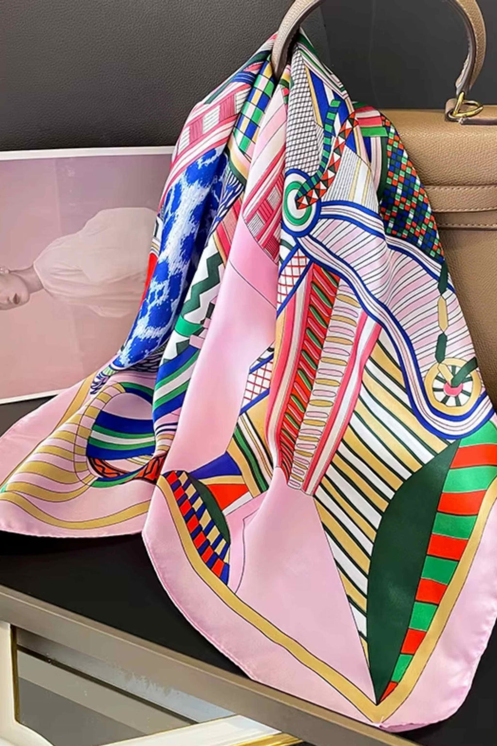 Stylizacja z apaszką na szyi, idealna do eleganckich i romantycznych outfitów | KAMEA | Spironik.pl