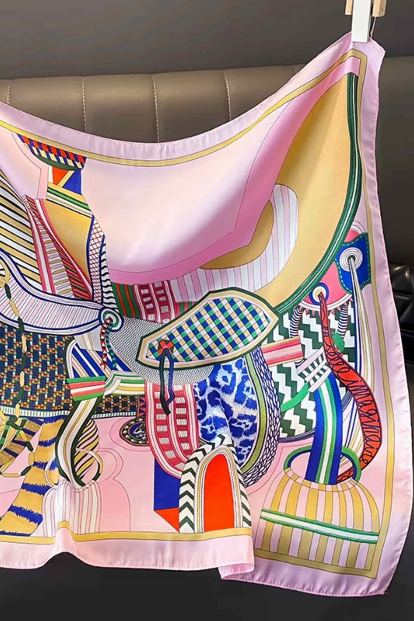 Apaszka o wymiarach 70x70 cm w pastelowych odcieniach różu, błękitu i mięty | KAMEA | Spironik.pl