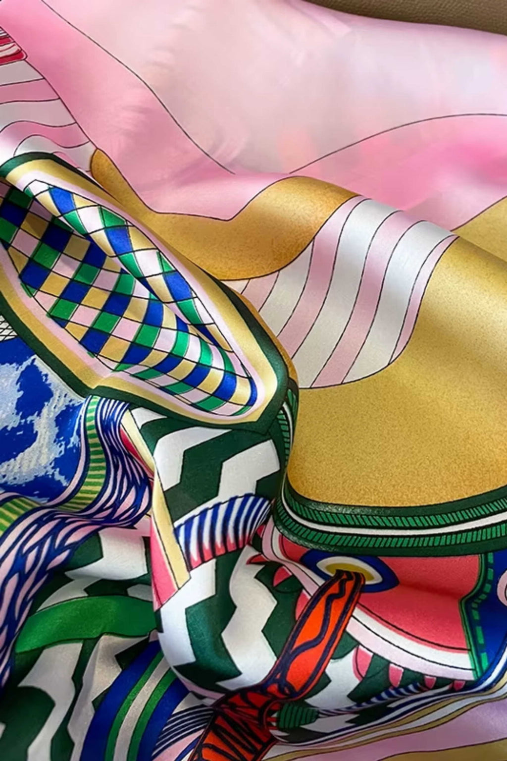 Wzór inspirowany siodłami i uprzężami, prezentujący pastelowe kolory i granatowe akcenty | KAMEA | Spironik.pl