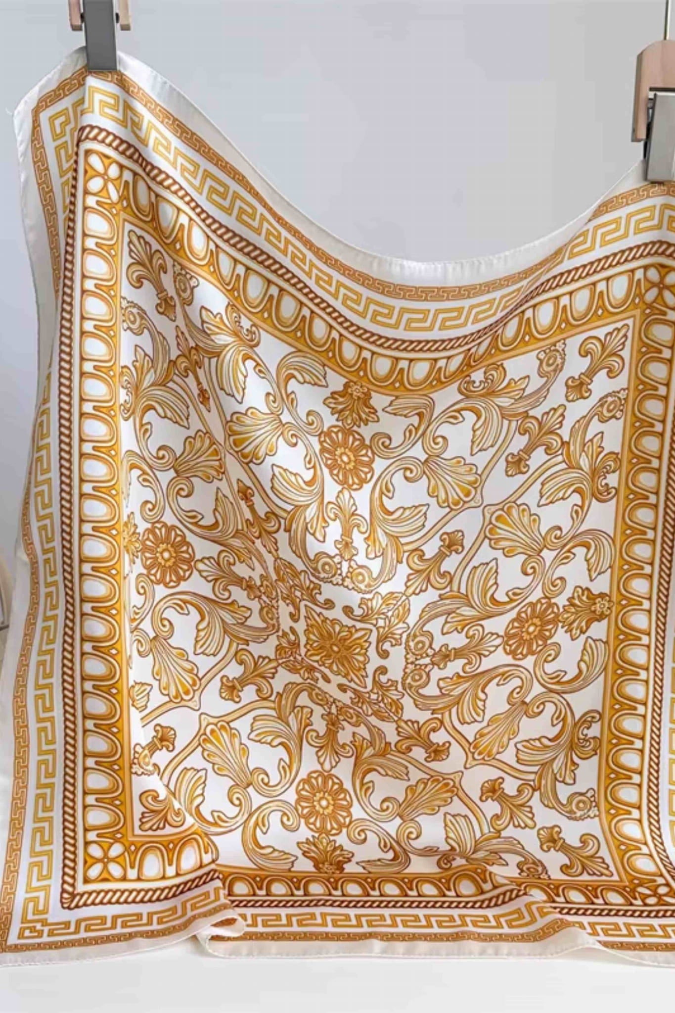 Detal apaszki 70x70 cm, ukazujący ornament florystyczny na białym tle | KAMEA | Spironik.pl