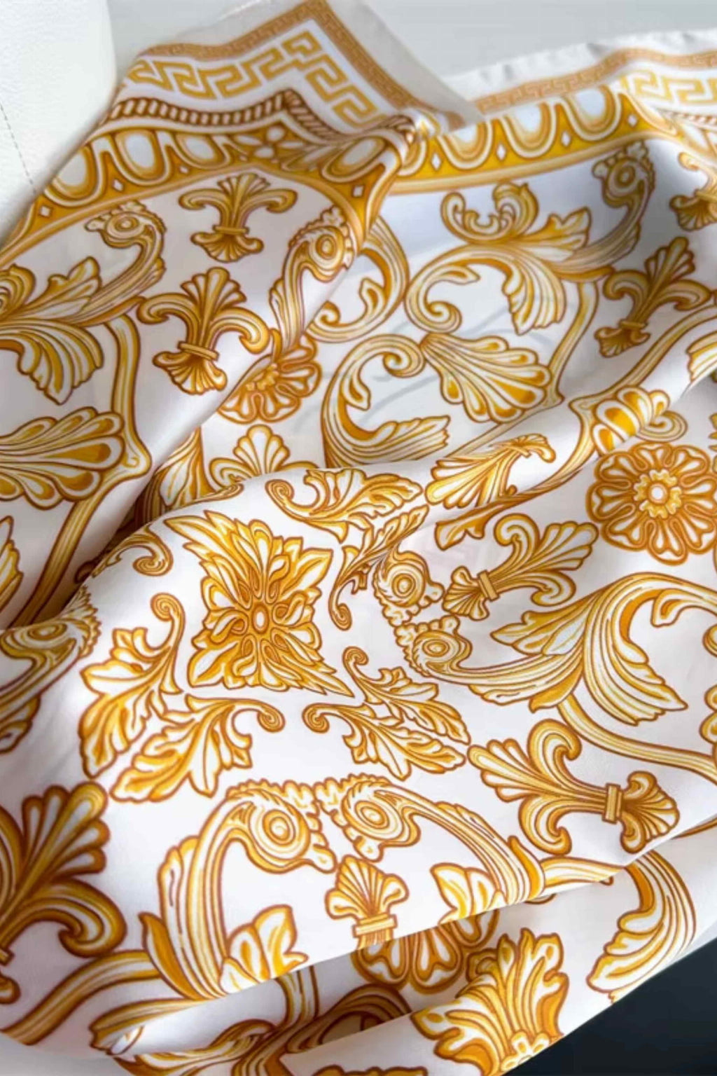 Apaszka w stylu pałacowym, wykonana z wysokiej jakości satynowego poliestru | KAMEA | Spironik.pl