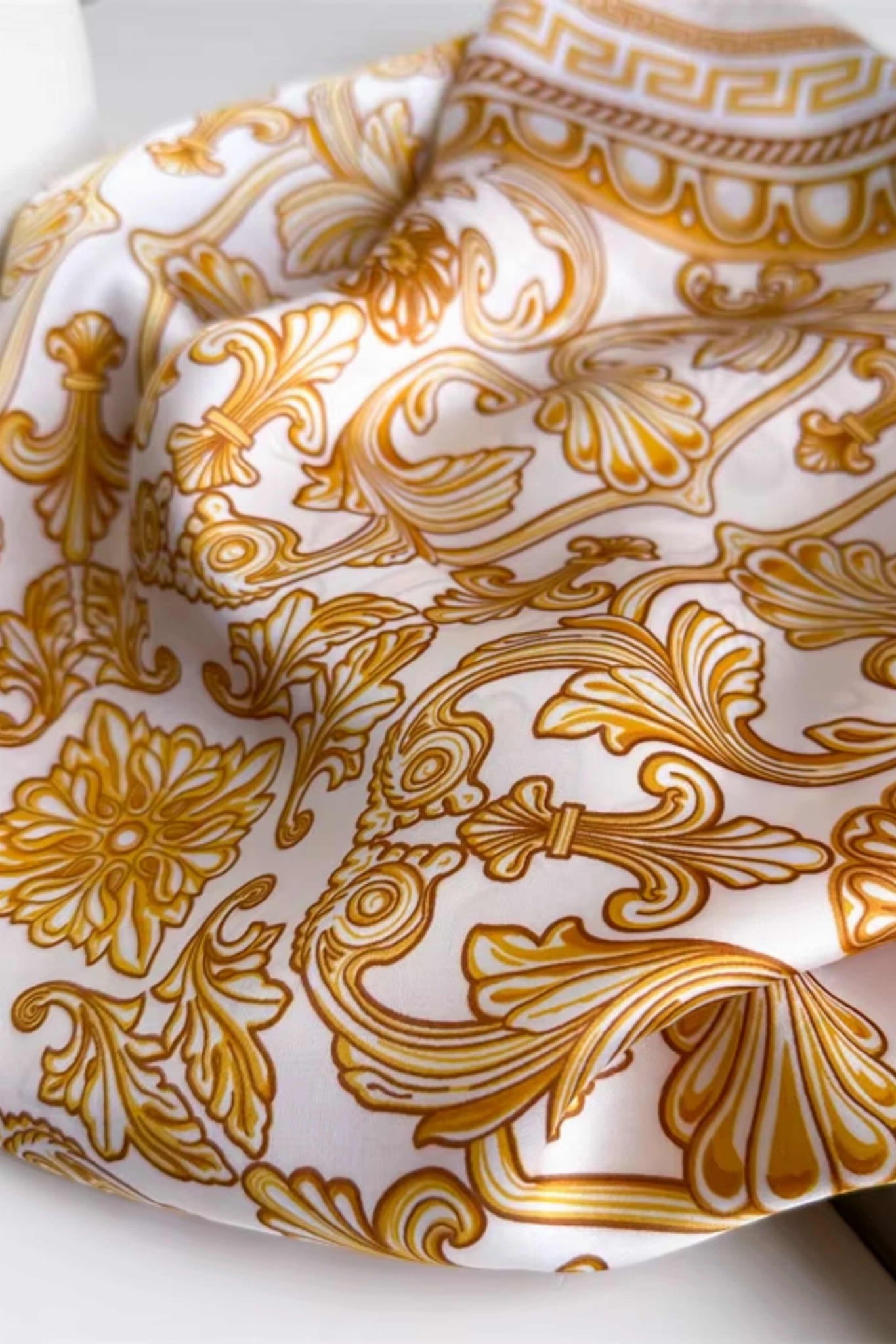 Apaszka noszona na szyi, dodająca klasycznej elegancji każdej stylizacji | KAMEA | Spironik.pl