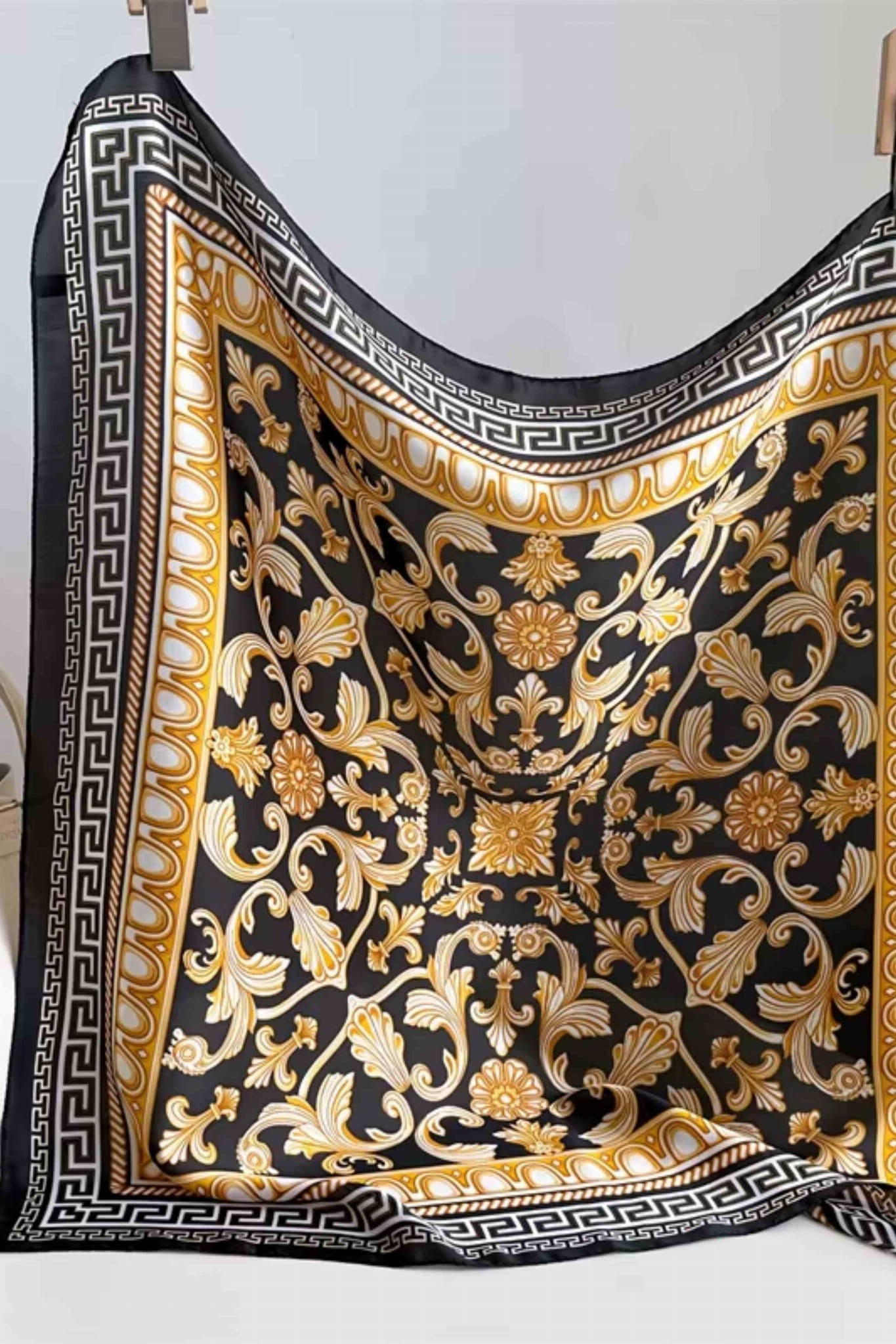 Detal apaszki z ornamentem florystycznym na czarnym tle, styl glamour | KAMEA | Spironik.pl