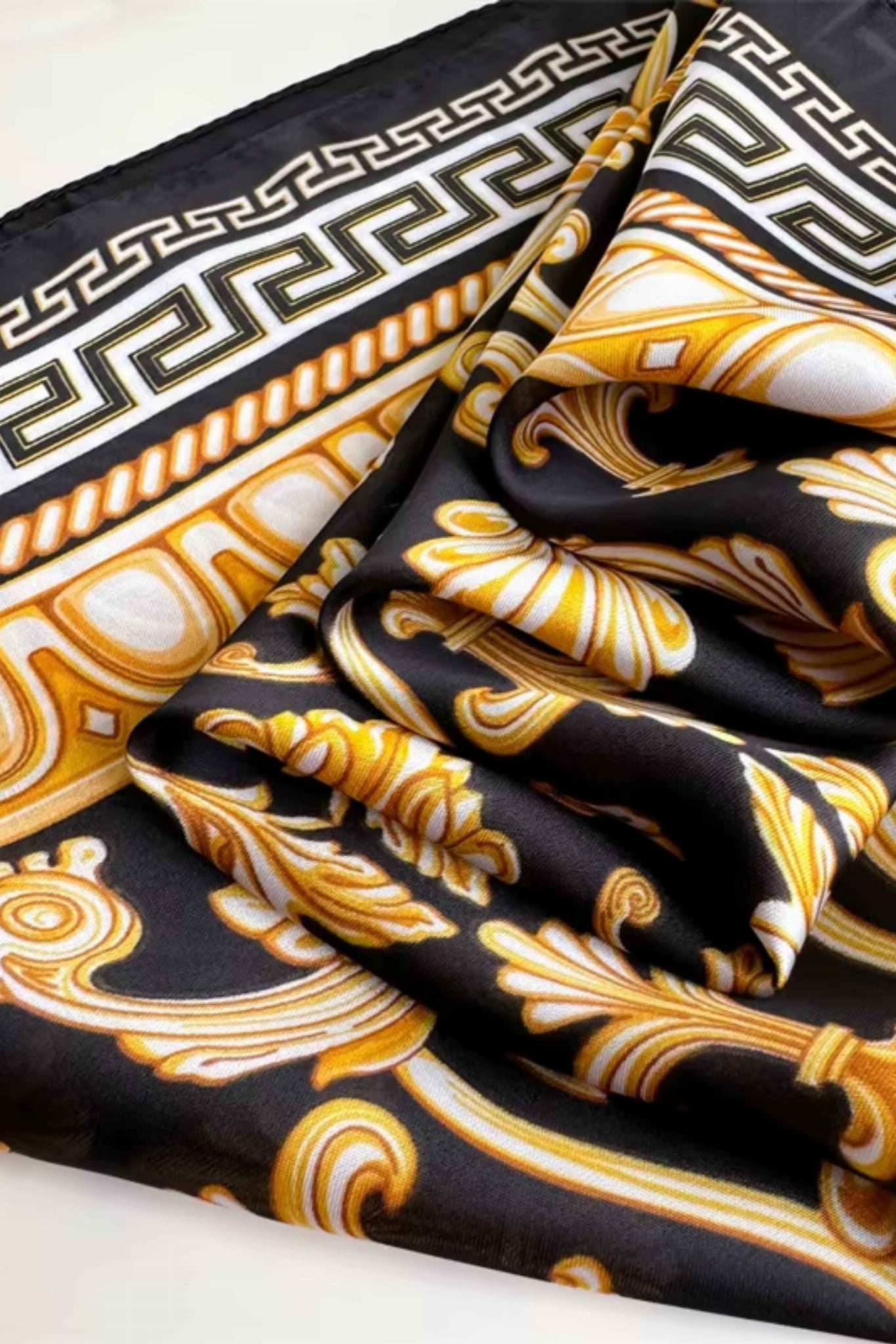 Apaszka w użyciu, elegancko ułożona na szyi, idealna do wieczorowych stylizacji | KAMEA | Spironik.pl