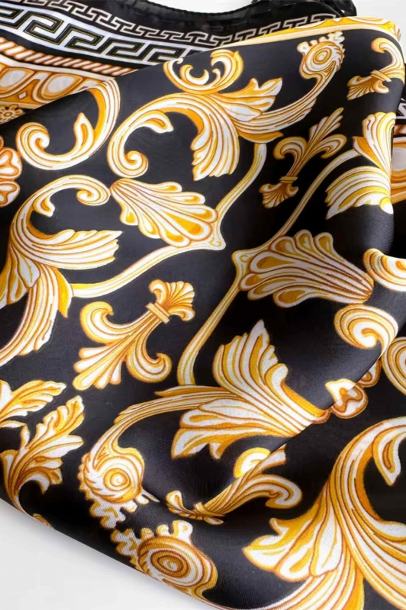 Bok apaszki z greckim wzorem wzdłuż krawędzi, wykonana z wysokiej jakości poliestru | KAMEA | Spironik.pl