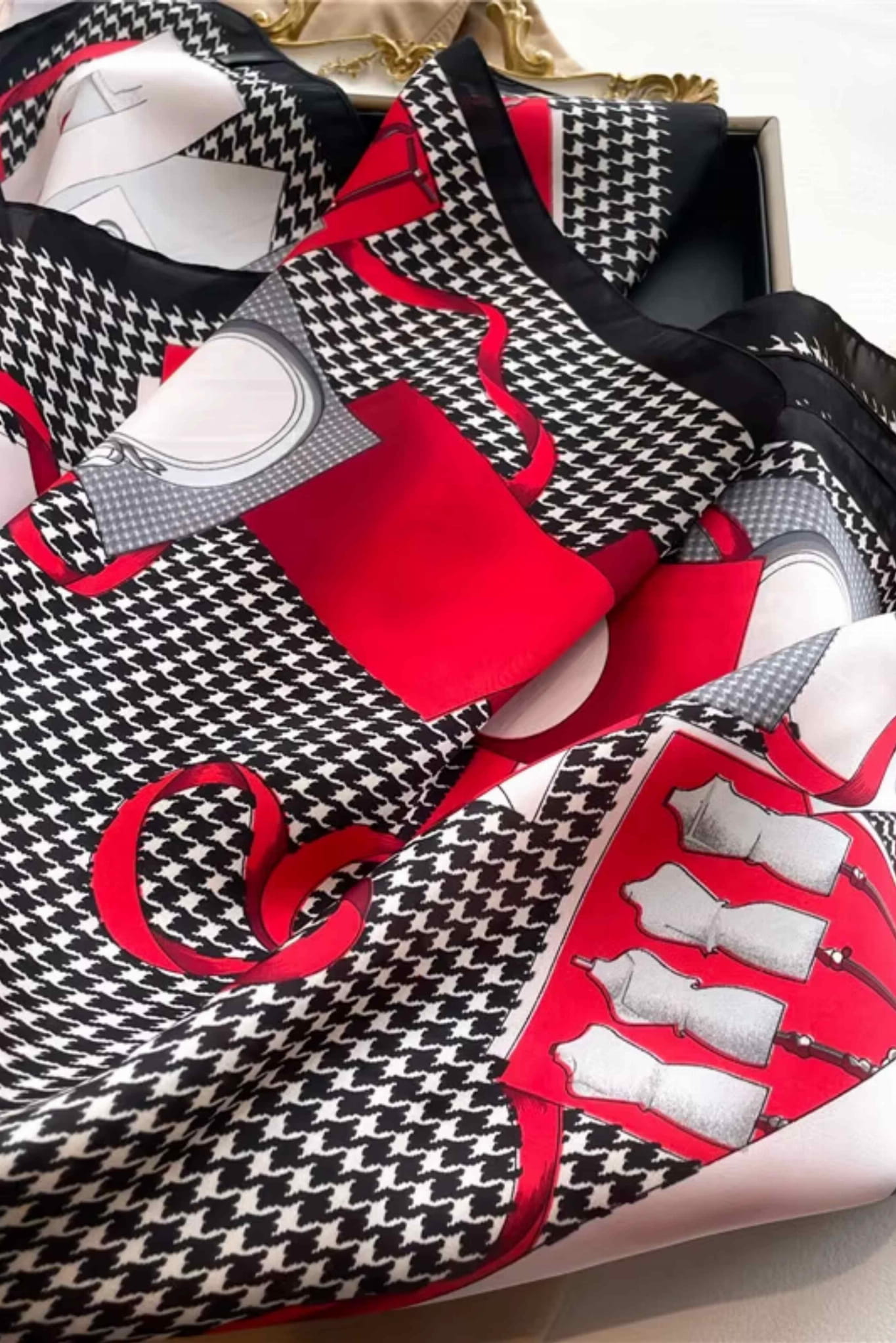 Apaszka w stylu retro-nowoczesnym, doskonale układająca się wokół szyi lub jako ozdoba włosów | KAMEA | Spironik.pl