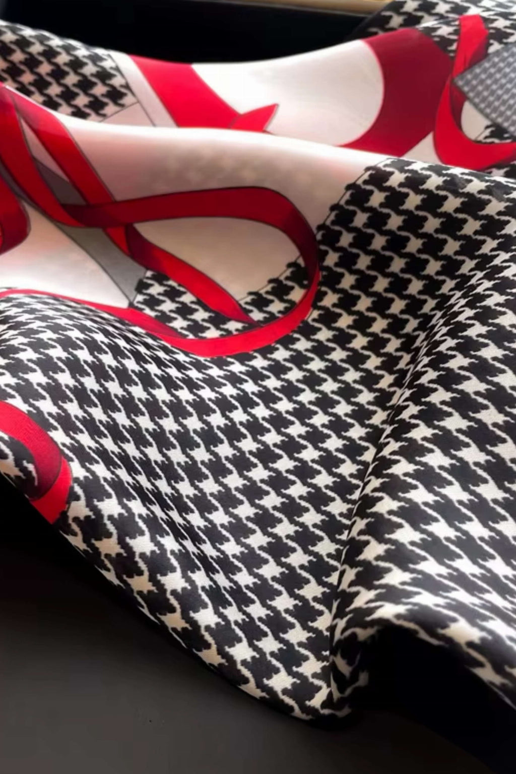 Widok apaszki z boku, ukazujący jej jedwabistą fakturę i elegancki design w kontrastowych kolorach | KAMEA | Spironik.pl