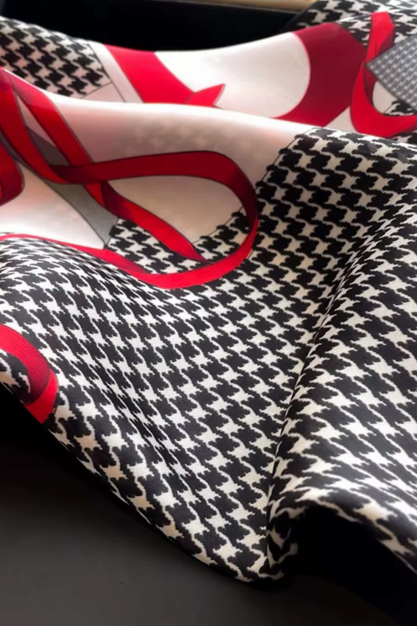 Widok apaszki z boku, ukazujący jej jedwabistą fakturę i elegancki design w kontrastowych kolorach | KAMEA | Spironik.pl