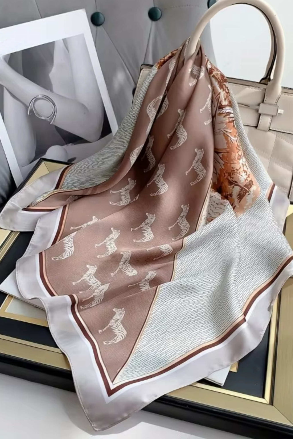 Detal apaszki z motywem zebr na tle kawowym, wykonanej z miękkiego satynowego poliestru | KAMEA | Spironik.pl