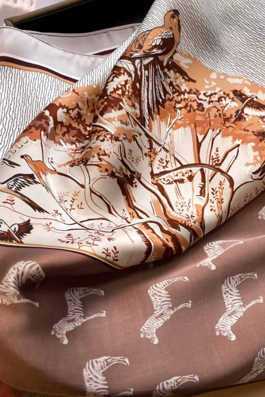 Apaszka o wymiarach 70x70 cm, w naturalnych odcieniach beżu, karmelu i ecru | KAMEA | Spironik.pl