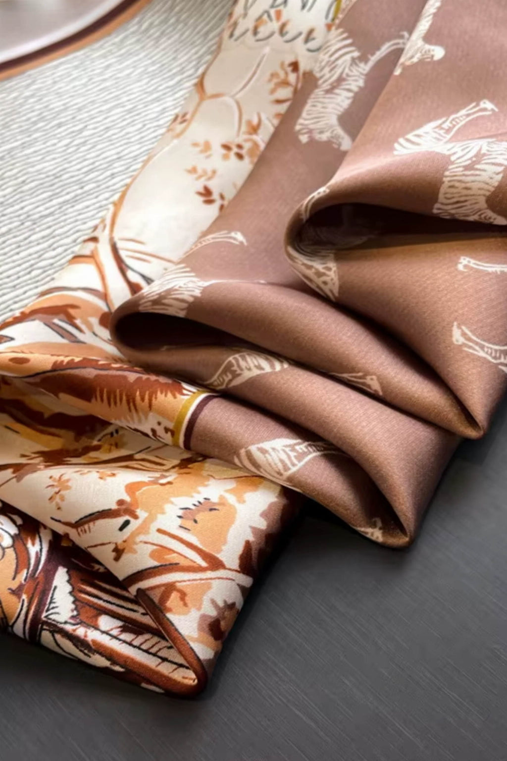 Apaszka w stylu etno, z ilustracją drzewa na odwrocie, doskonała do eleganckich stylizacji | KAMEA | Spironik.pl