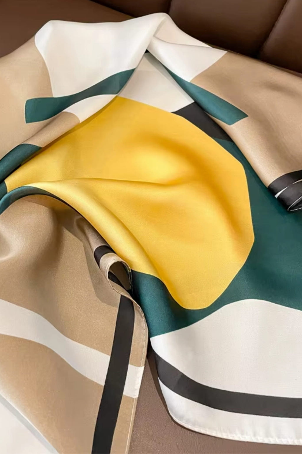 Apaszka, Model: FJ277-1//T40//19, Kolor: zielony, Skład materiału: 100% Poliester, Przeznaczenie: Wielosezonowe, Wymiary(długość/szerokość): 70cm/70cm (Apaszka, zdjęcie 4)