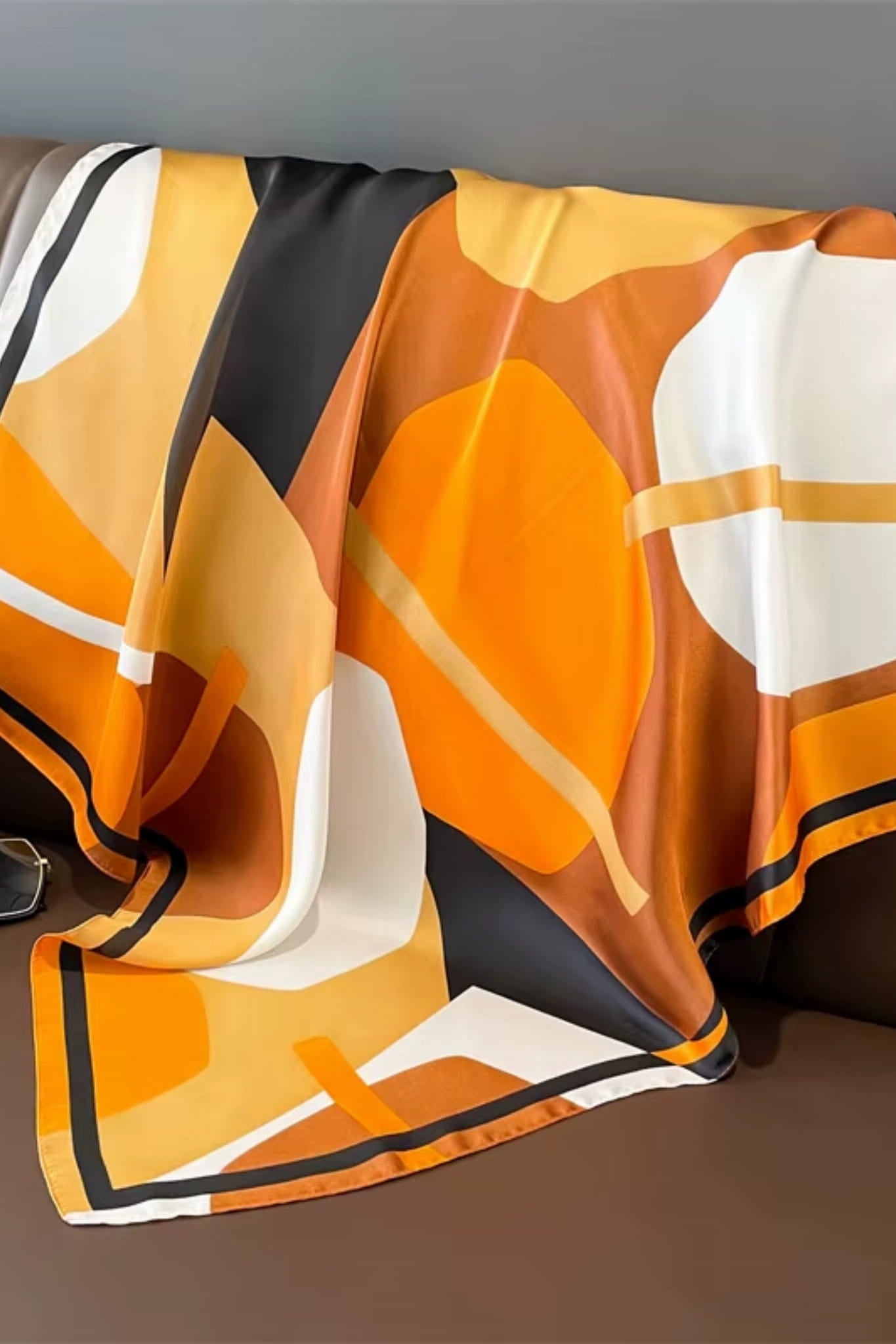 Apaszka damska w stylu retro, noszona na szyi, podkreślająca stonowaną stylizację | KAMEA | Spironik.pl