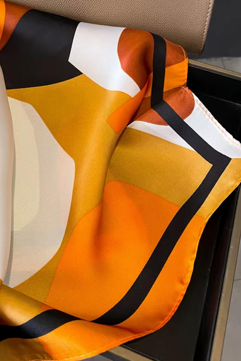 Widok bokiem na satynową apaszkę w energetyczne kolory, idealną na różne okazje | KAMEA | Spironik.pl